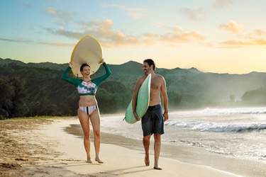 NCL Hawaii Couple HanaleiBay Excursion ©Michael DeYoung.jpg